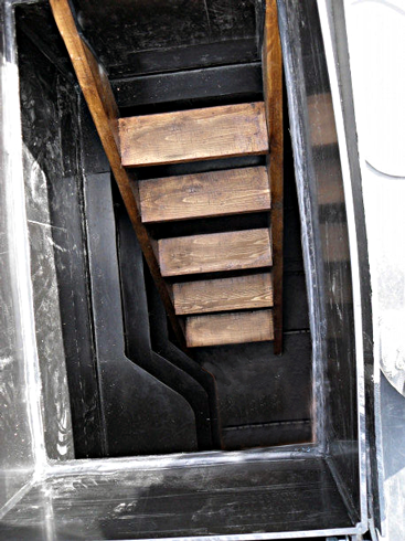 лестница для спуска в погреб